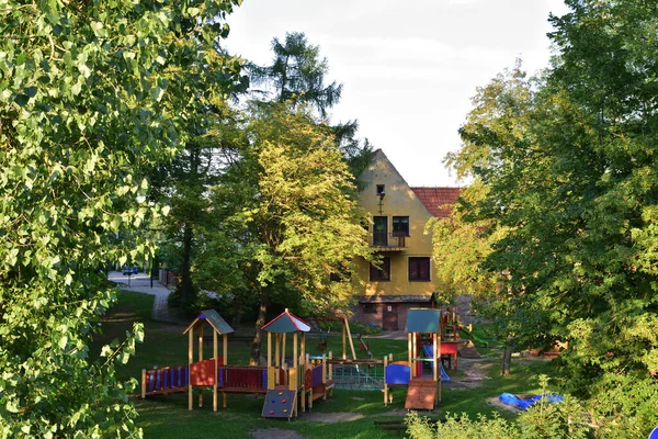 Casa Entre Árvores Com Parque Infantil Para Crianças Jardim — Fotografia de Stock