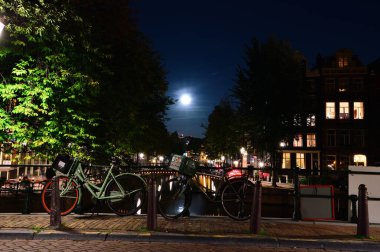 Amsterdam kanallarının üzerindeki ay geceleri. Yaz.