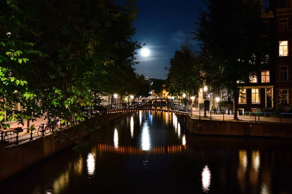 Amsterdam kanallarının üzerindeki ay geceleri. Yaz.