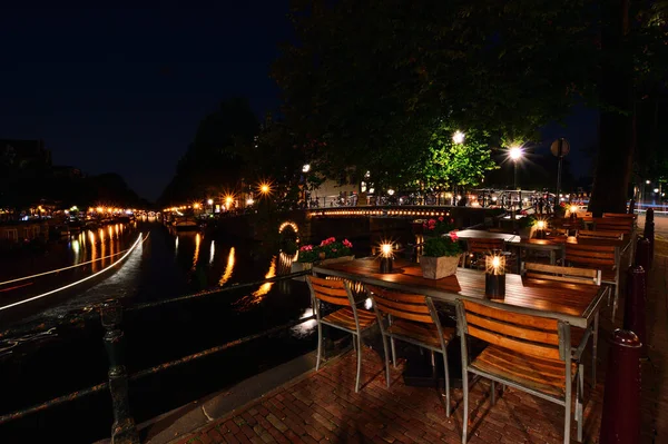 Una Noche Amsterdam Rayas Luz Barco Que Fluye Por Canal — Foto de Stock