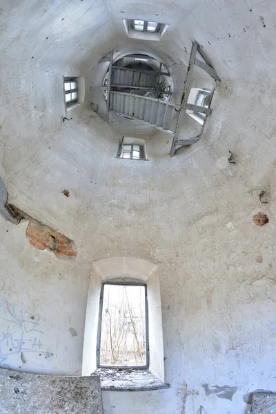 Wnętrze Opuszczonej Zaniedbanej Wieży Oknami Schodami — Zdjęcie stockowe