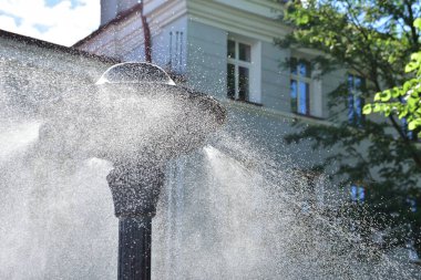 Su perdesi, tehlikeli sıcaklıklarda şehirde bir anıt olarak kullanılıyor. Isı.