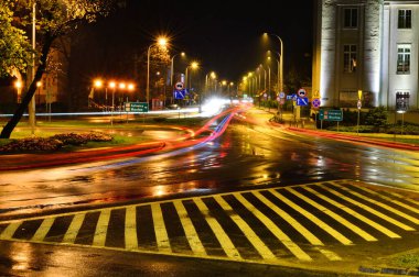 Araba ışığı yağmurdan sonra gece çizgiler çizer. Gece.