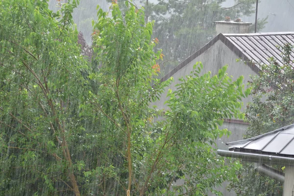 大雨倾盆时雨滴落在屋顶上 — 图库照片