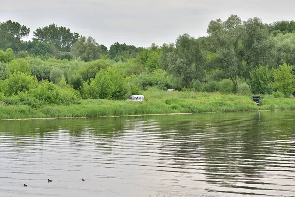 Машины Рыболовы Среди Деревьев Берегу Реки — стоковое фото