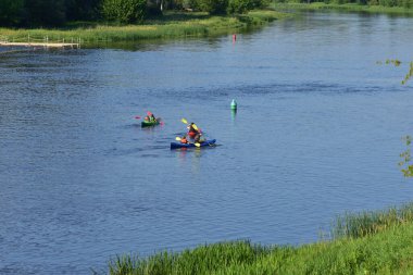 Sıcak bir günde nehirde kanocular. Yaz.