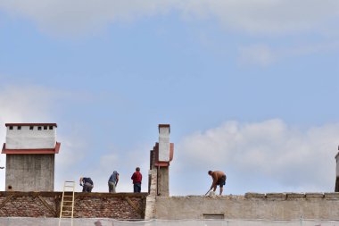 Binanın çatısının tadilatı sırasında. Yaz.