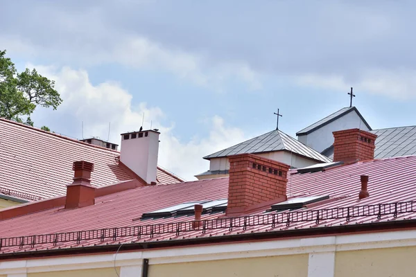 Крыша Церкви Над Крышами Зданий Лето — стоковое фото