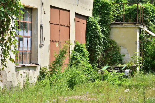 Opuszczony Zaniedbany Budynek Garaż Lato — Zdjęcie stockowe