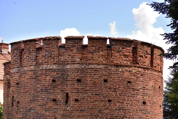 Μεσαιωνικός Αμυντικός Πύργος Ενάντια Στον Ουρανό Και Σύννεφα Καλοκαίρι — Φωτογραφία Αρχείου