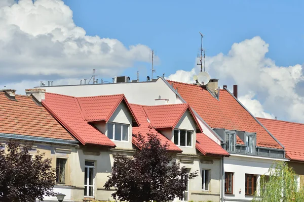 バルコニー付きのマルチファミリーハウスと晴れた日の赤い屋根 — ストック写真