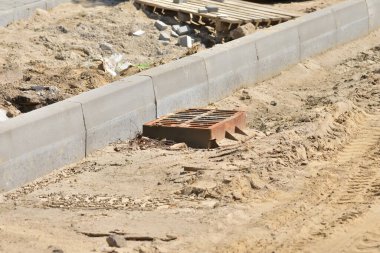 Yenileme ve modernizasyon süresince şehirde yol ve yağmur drenajı. Yaz.