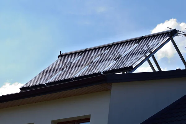 太阳能电池板用来加热房顶上的家用热水 — 图库照片