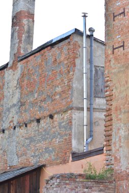 Şehirdeki eski, bakımsız bina çürüyor. Yaz.