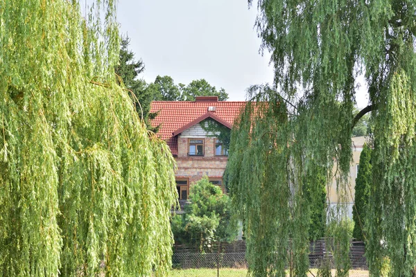 Huis Aanbouw Zichtbaar Tussen Bomen Een Zonnige Dag Zomer — Stockfoto