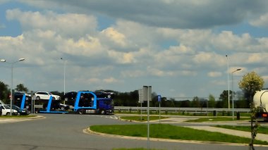 Arabalar ve araçlar yol kenarındaki otoparkta. Yaz.