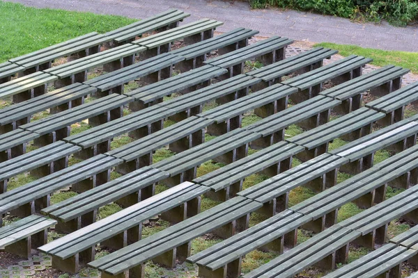 Banken Het Amfitheater Een Zonnige Dag Schaduw Van Bomen Zomer — Stockfoto