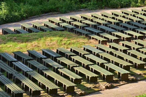 Bancs Dans Amphithéâtre Par Une Journée Ensoleillée Ombre Des Arbres — Photo