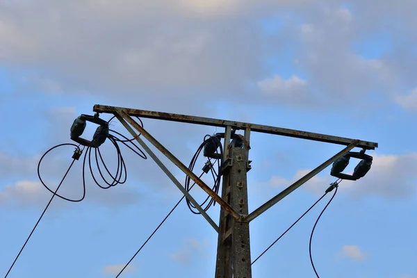 Eski elektrik direği elektrik, yalıtkan ve kablolardan koptu.