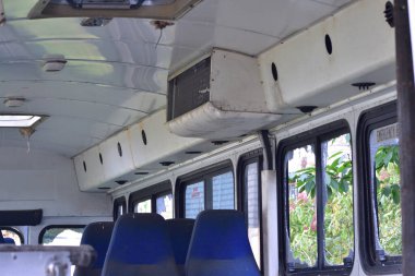 Uzak bir bölgede kırık camlı harap ve paslı bir otobüs.