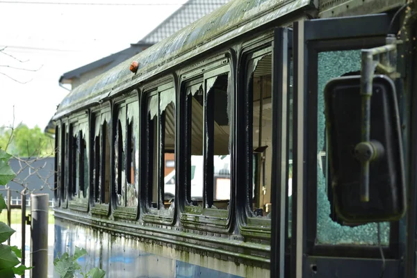 Verfallener Und Rostiger Bus Mit Zerbrochenen Scheiben Einer Abgelegenen Gegend — Stockfoto