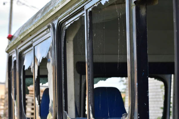 Verfallener Und Rostiger Bus Mit Zerbrochenen Scheiben Einer Abgelegenen Gegend — Stockfoto