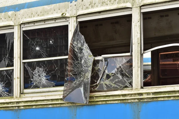 Dilapidált Rozsdás Busz Törött Ablakokkal Egy Távoli Területen Stock Fotó