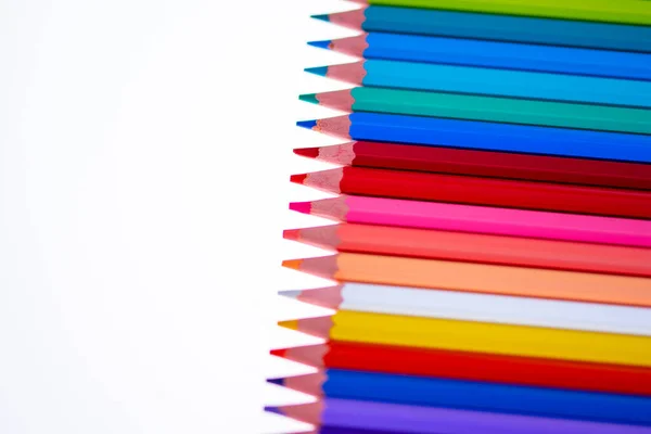 Lápis Multicoloridos Sobre Fundo Branco Ordenadamente Arranjados Afiados Olá Escola — Fotografia de Stock