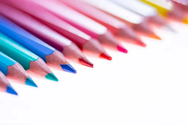 Lápis Multicoloridos Sobre Fundo Branco Ordenadamente Arranjados Afiados Olá Escola — Fotografia de Stock