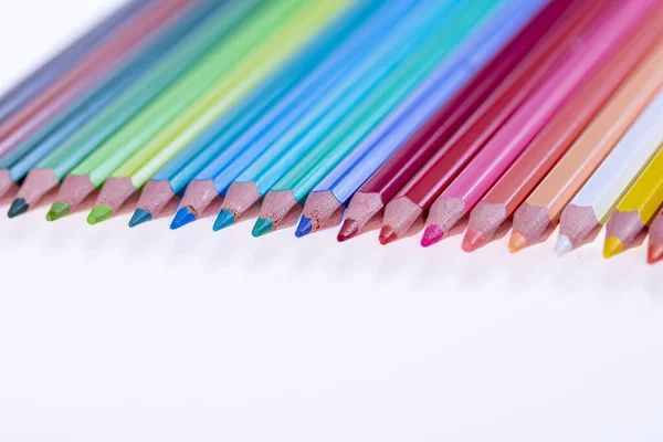 Pastelli Multicolori Fondo Bianco Ordinatamente Disposti Affilati Ciao Scuola — Foto Stock