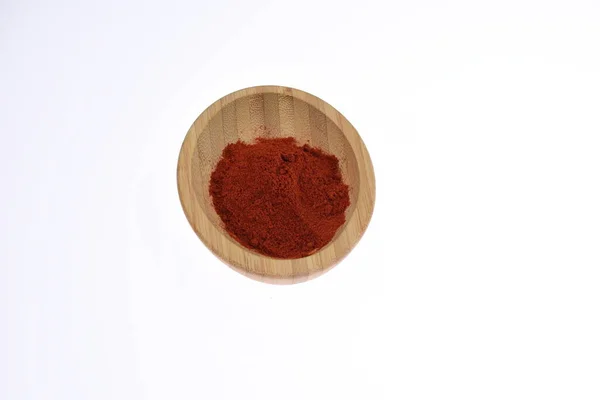 Rotgemahlener Paprika Auf Einer Hölzernen Schüssel Vor Weißem Hintergrund Gewürze — Stockfoto