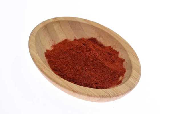 Paprika Macinata Rossa Una Ciotola Legno Uno Sfondo Bianco Spezie — Foto Stock