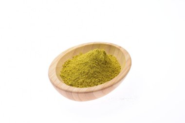 Ahşap bir kasede beyaz arka planda bitkisel biber. Yiyecek..