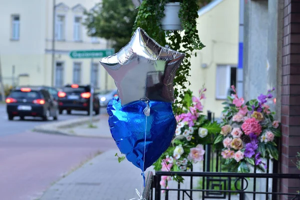 Stříbrný Modrý Balón Přivázaný Kovovému Zábradlí Pozadí Dopravy Bokeh — Stock fotografie