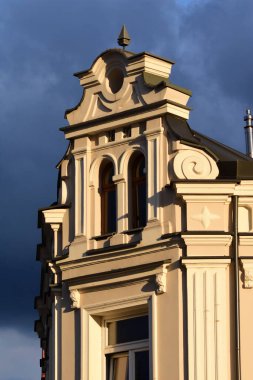 Şiddetli fırtına bulutlarının arkaplanına karşı tarihi binanın önünde. Mimari.