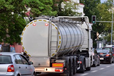 Tanker kamyonları kavşaktaki kırmızı ışıkta sıkıştı. Işığın kesişimi.
