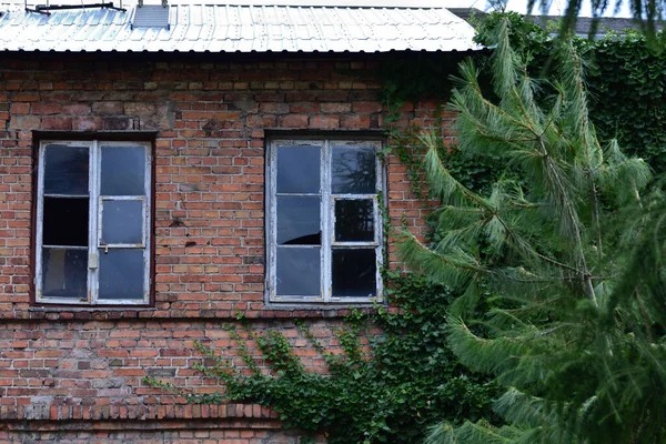 Zerborstene Fenster Einem Haus Und Ein Heruntergekommenes Haus Ruine — Stockfoto