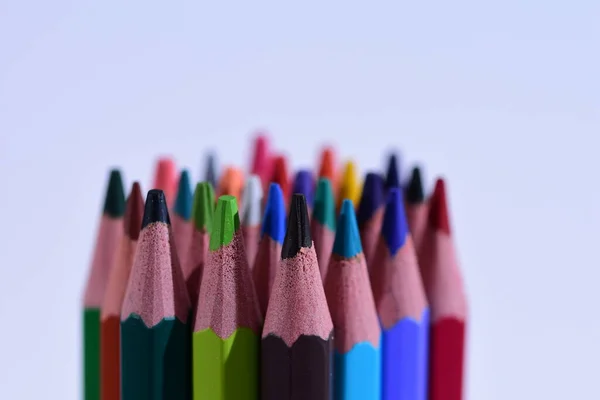 Lápis Multicoloridos Afiados Sobre Fundo Branco Profundidade Campo Contexto — Fotografia de Stock