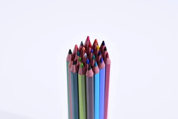 Wielokolorowe Ołówki Wyostrzone Białym Tle Głębia Ostrości Kontekst — Zdjęcie stockowe