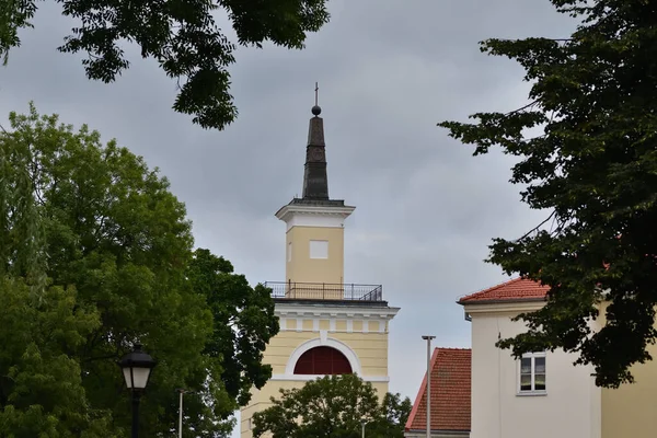 Történelmi Templom Fák Között Egy Felhős Nyári Napon Nyár — Stock Fotó