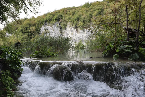 Tiszta Víz Vízesés Kora Ősszel Reggel Plitvicei Tavak Nemzeti Parkban — Stock Fotó