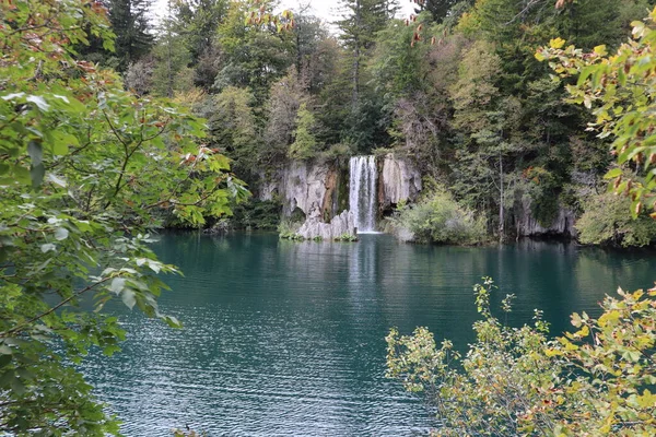 Festői Vízesés Hatalmas Patakok Hátterében Egy Türkizkék Vízzel Egy Őszi — Stock Fotó