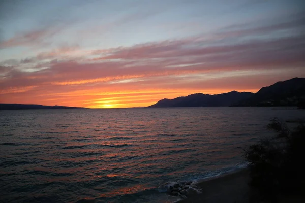 Sonnenuntergang Meer Silhouetten Von Bergen Vor Einem Strahlenden Himmel Einem — Stockfoto