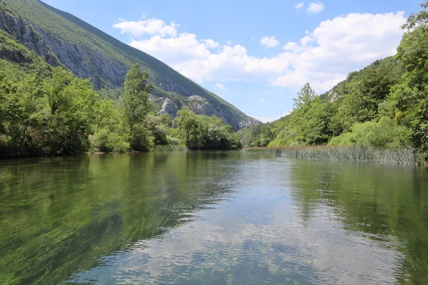 Landschappelijk Uitzicht Rivier Cetina Met Helder Water Tussen Hoge Bergen — Stockfoto