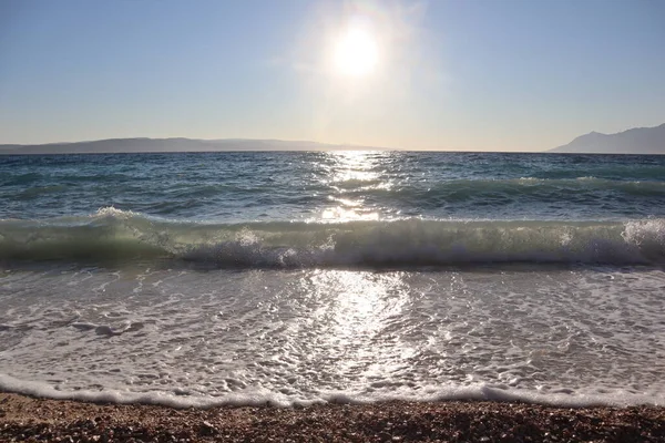 Meereswogen Der Sonne Und Meerschaum Einem Malerischen Strand Einem Sommerabend — Stockfoto