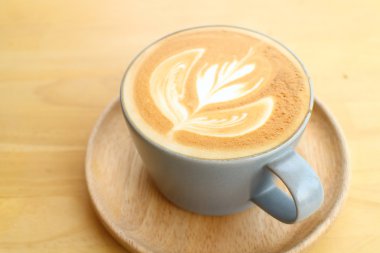 Kahve fincanı ahşap masada