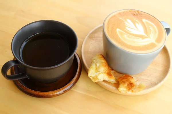 Kahve fincanı ahşap masada — Stok fotoğraf