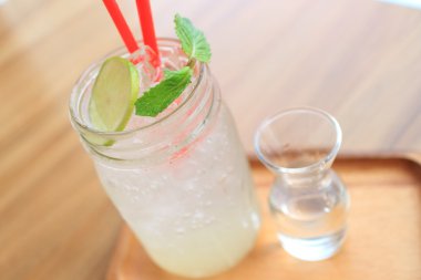 Limon suyu soğuk içecek