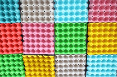 yumurta tepsi renkli arka planla