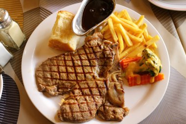 Sığır eti biftek akşam yemeği için disk üzerinde